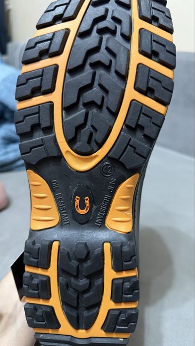 Продам новую спец обувь зима