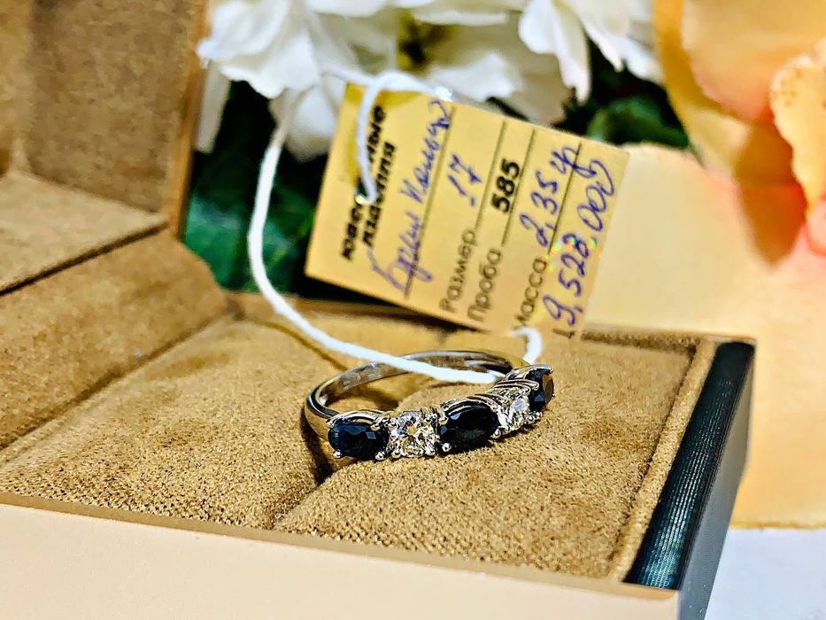 Нежное золотое кольцо с бриллиантами и натуральными камнями – Сапфир