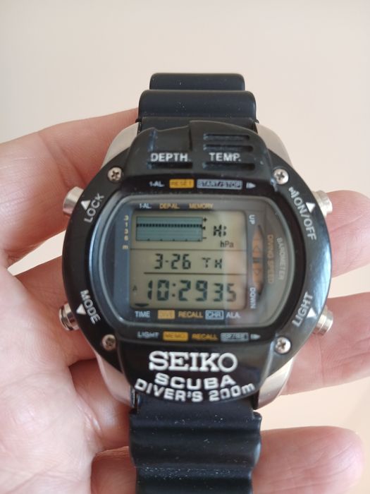 Ceasul din imagine este un model Seiko Scuba Diver's 200m M796