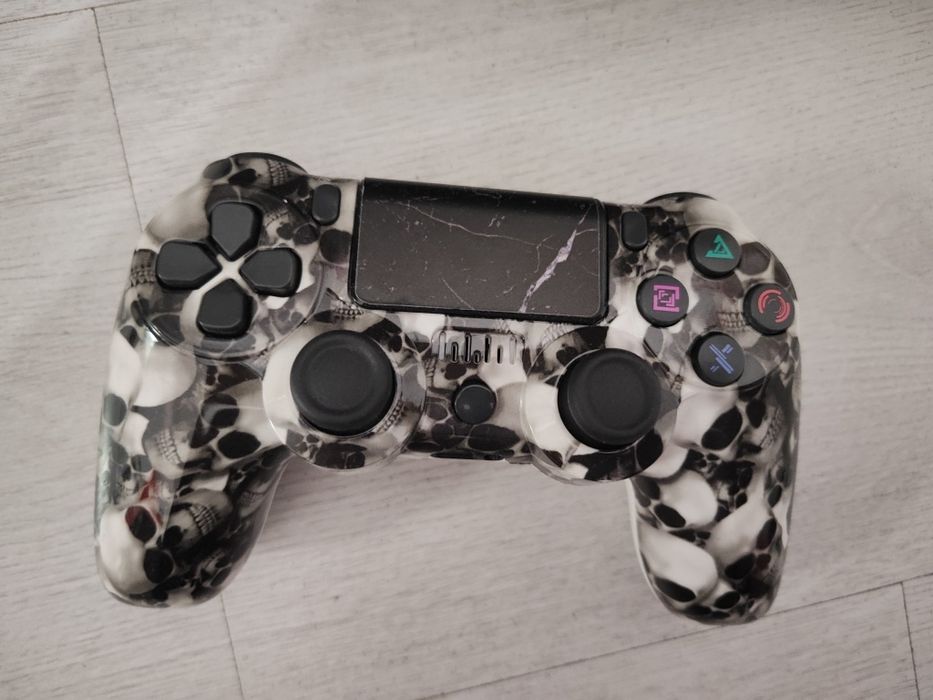 Playstation 4 с поставка за зареждане и подарък 2 игриждане