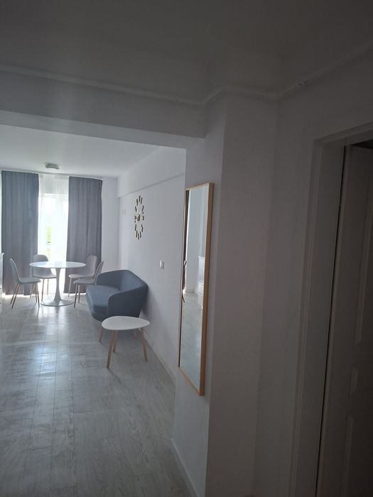 Închiriez apartament cu