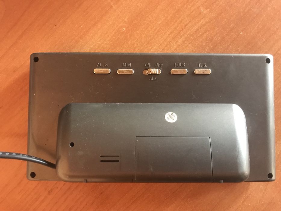 Электронные настольные часы с будильником