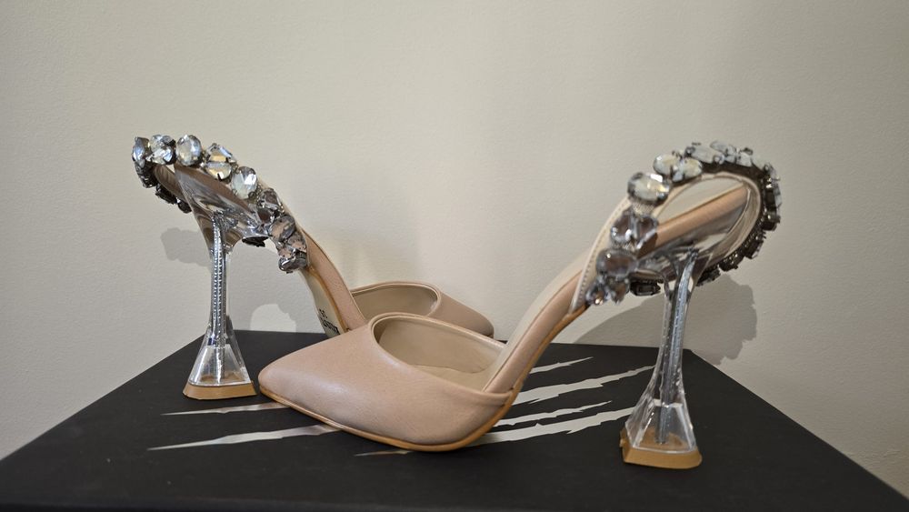 Обувки чисто нови