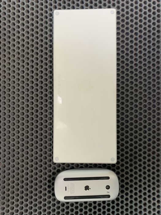 Apple magic mouse и keyboard 2 поколения.