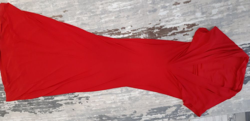 Дълга червена рокля