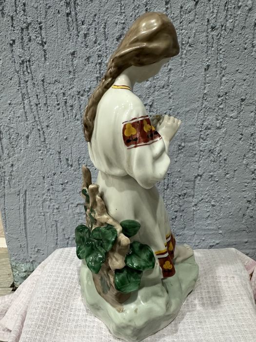 Продам фарфоровую статуэтку