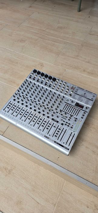 Mixer Behringer UB1832FX-PRO defect