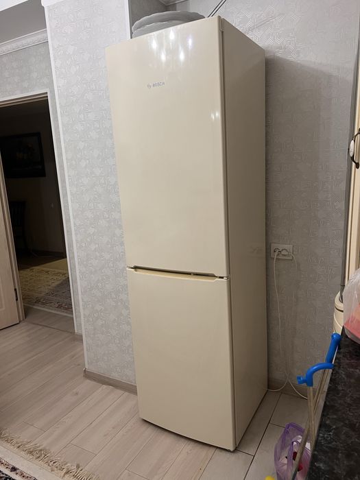 Холодильник б/у работает отлично посец день пользуемся