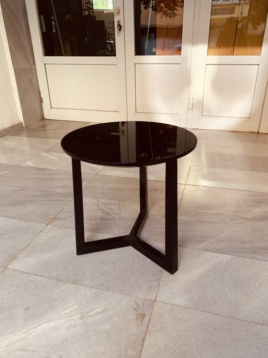 Дизайнерска италианска помощна маса – гланц черен плот, модерен стил