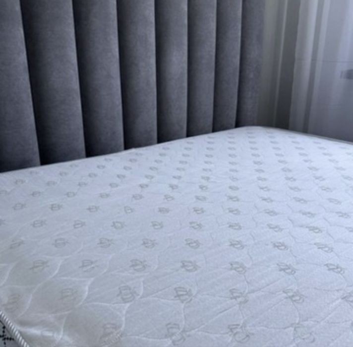 Двуспальная кровать с матрасом