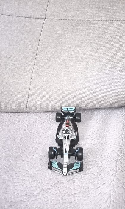 Vând macheta Formula 1 Mercedes
