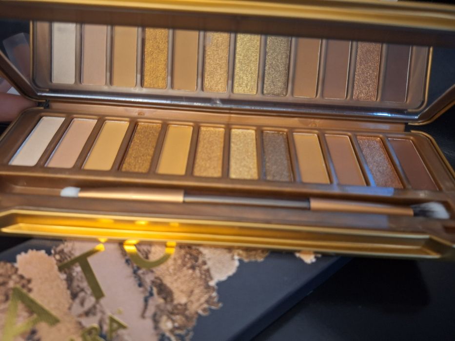 Vând cosmetice ,noi , originale.