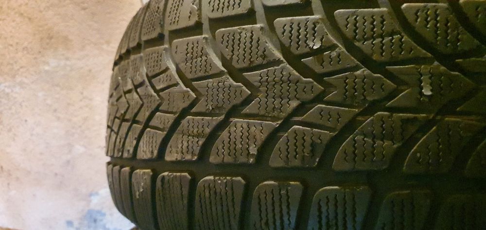 Гуми 4бр 235/65/17 - 1бр  55лв