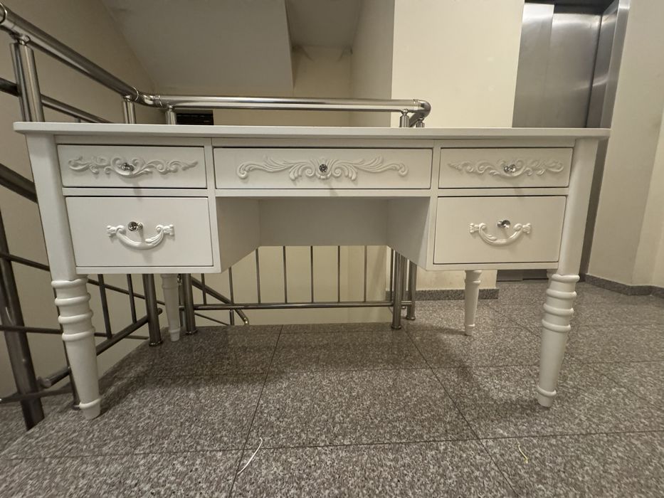 Масивно бюро.