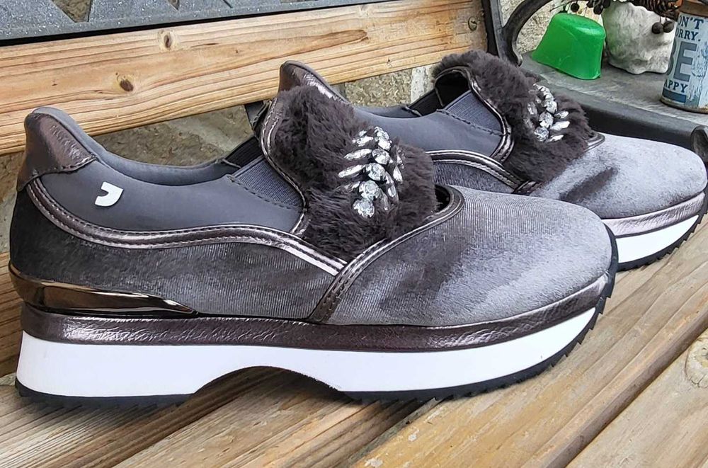 Спортни сиви сникърси с камъни