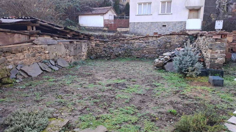 Къща с малък парцел в квартал Етъра