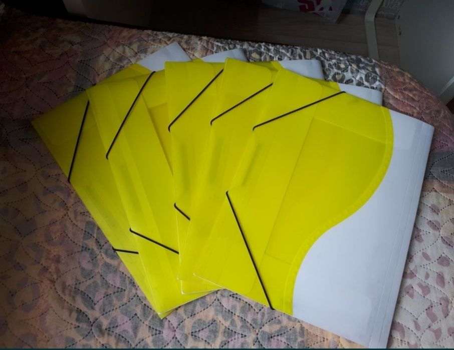 Папка для бумаг А4, пластиковая.