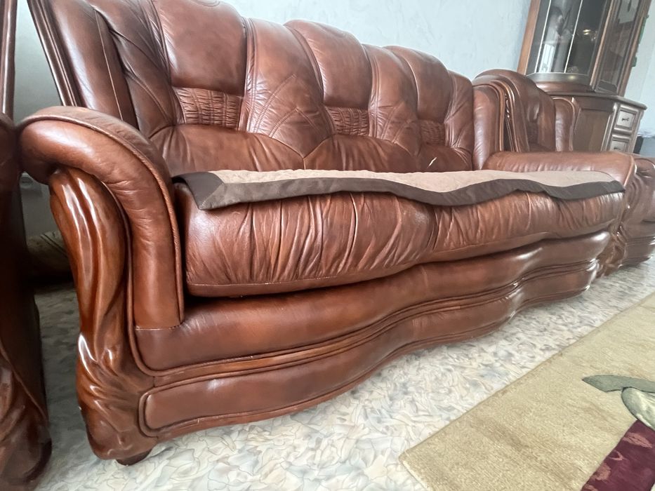 Кожаный диван с 2 креслами