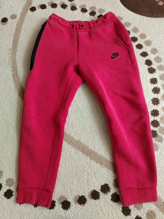.. Vand o pereche de pantaloni de Nike Tech rosu, marimea 146 158