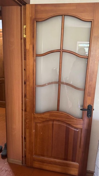 Двери деревяные 8 штук