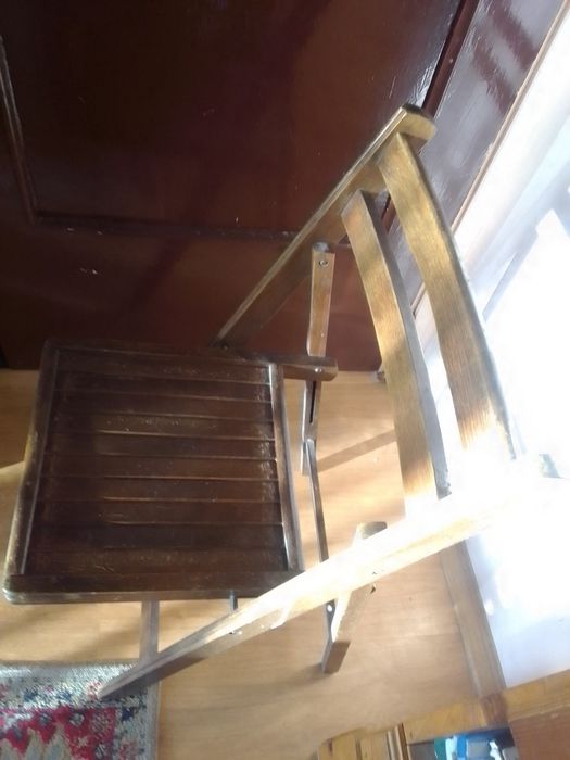 Продавам дървени масивни столове за маса