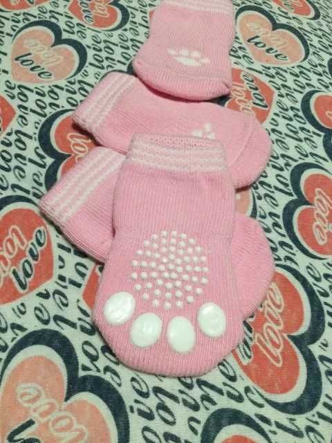 Șosete roz antiderapante pentru căței !