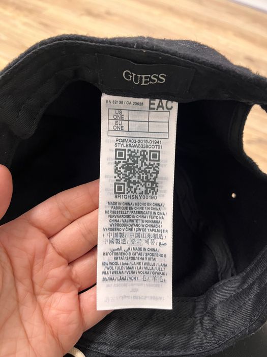 Шапка Guess с козирка