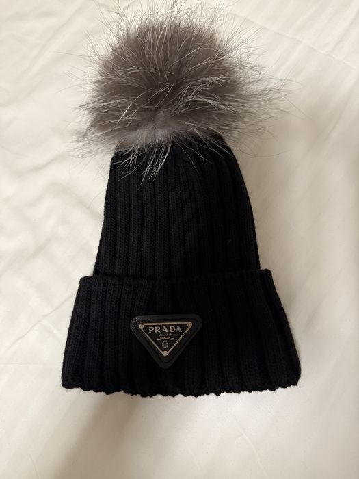 Caciula / fes , Prada, puful este din blana naturala.