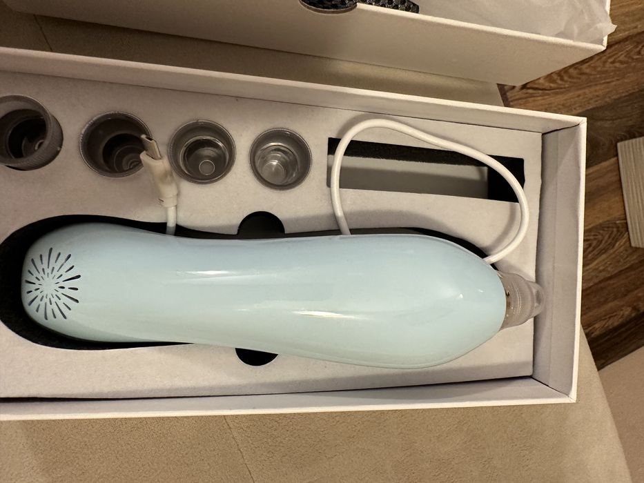 Уред за почистване и масаж на лице