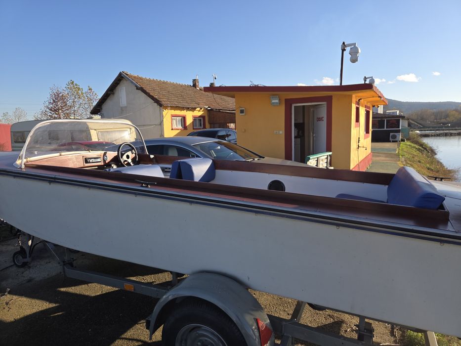 Продавам моторна лодка