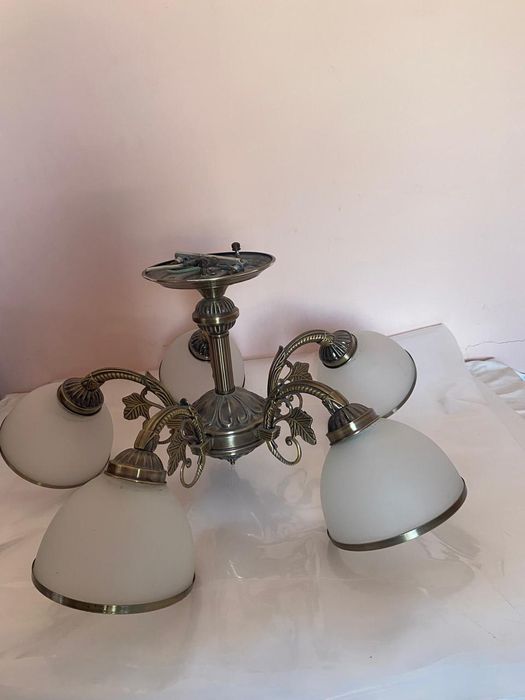 Люстра б/у. В хорошем состоянии.