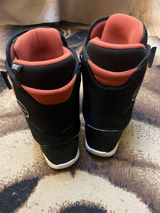 Продавам сноуборд обувки.