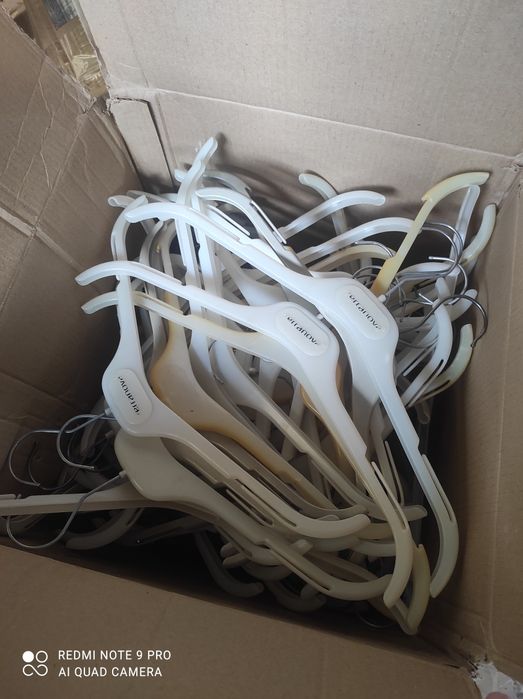 Вешалки разные пластиковые деревянные