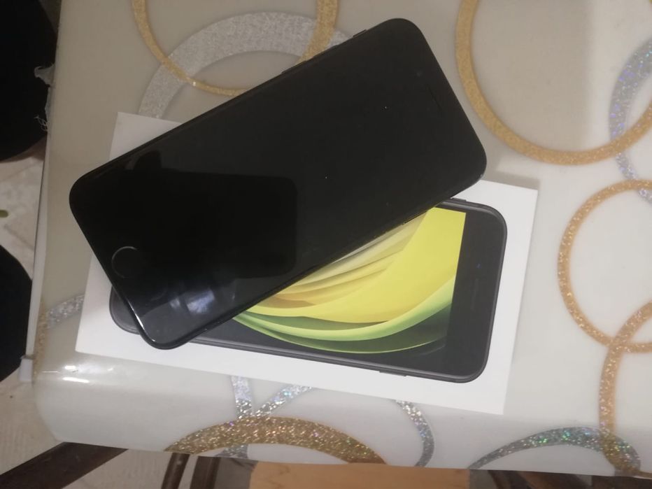 Продаю айфон SE.