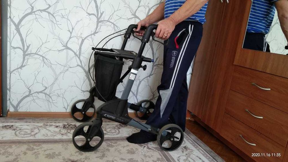 Ходунки ролятор, для передвижения инвалидов.