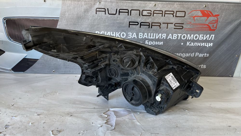 1 брой ляв и 3 броя десен фар Opel Vivaro 2014-2018