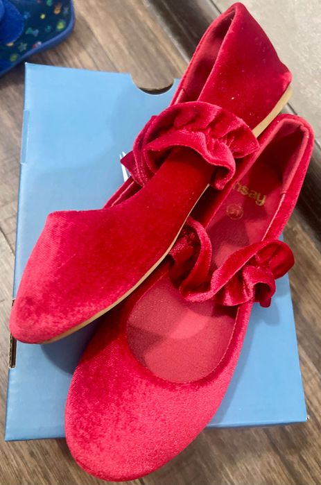 Pantofi roșii și negri mărimea 31 amândouă