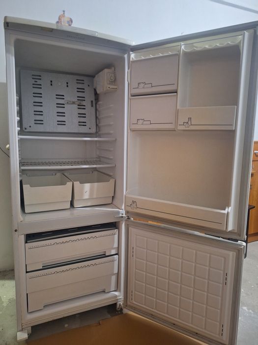 Двух камерный холодильник