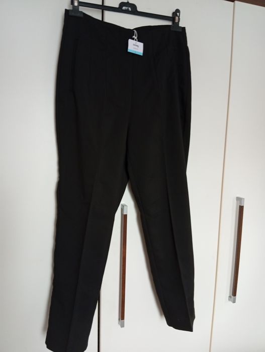 Pantaloni noi și bluza de dama