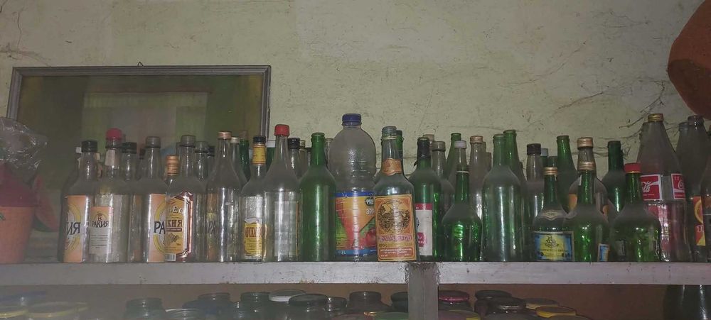 Стъклени буркани и бутилки