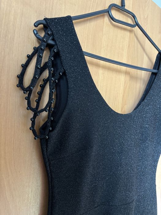 Блестяща черна рокля с ефектни детайли на раменете