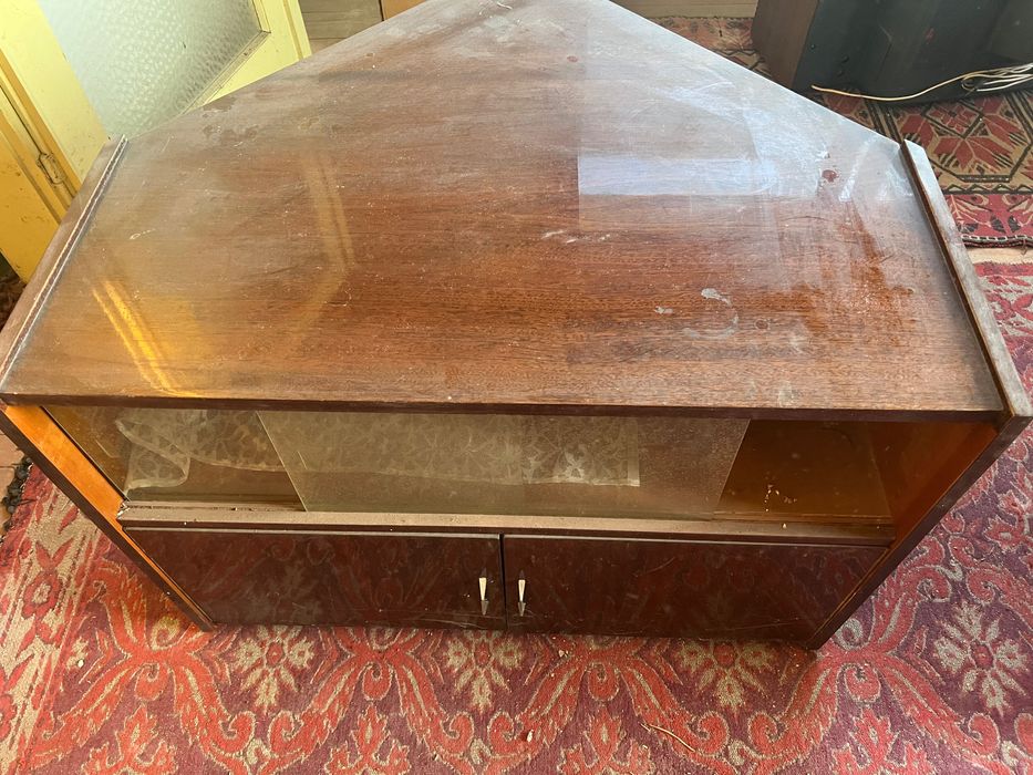 Гардероб, маса и ъглов шкаф