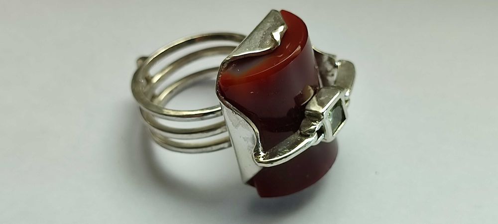 Эксклюзивное серебряное кольцо с камнем СЕРДОЛИК