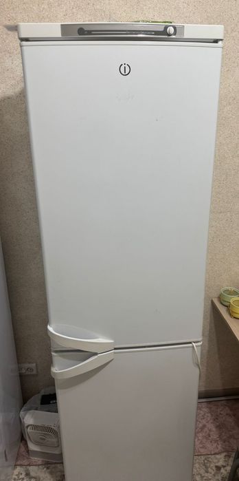 Холодильник indesit