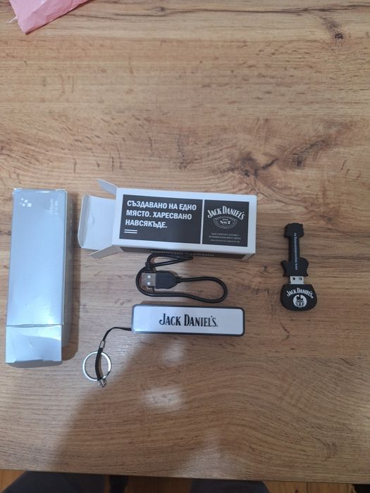 Jack Daniels плоско метално шише , блутут колонка и powerbank
