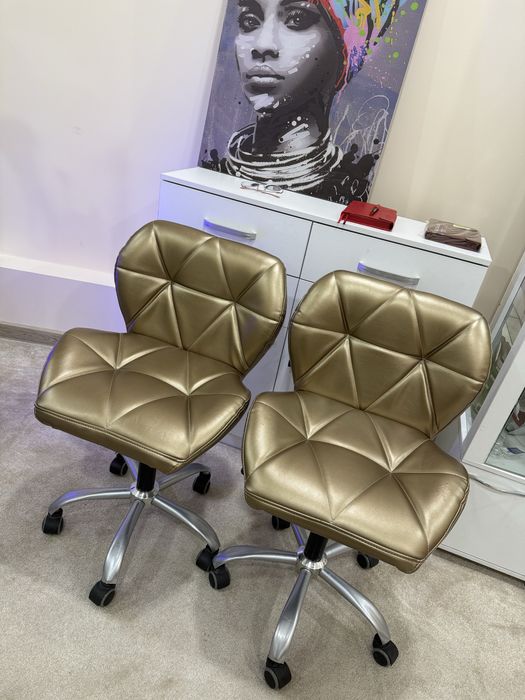 Продаю косметологическое стулья и лампу лупу