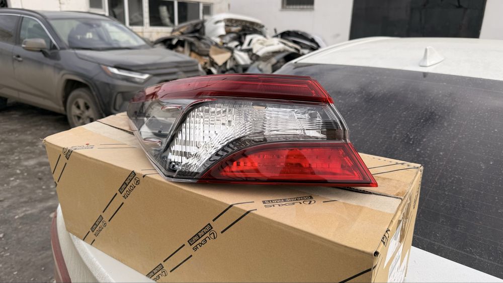 Задний фанарь на крыле левый камри 70