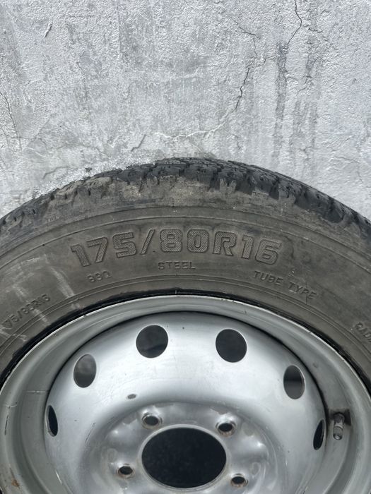 Продам комплект резины с дисками на ниву