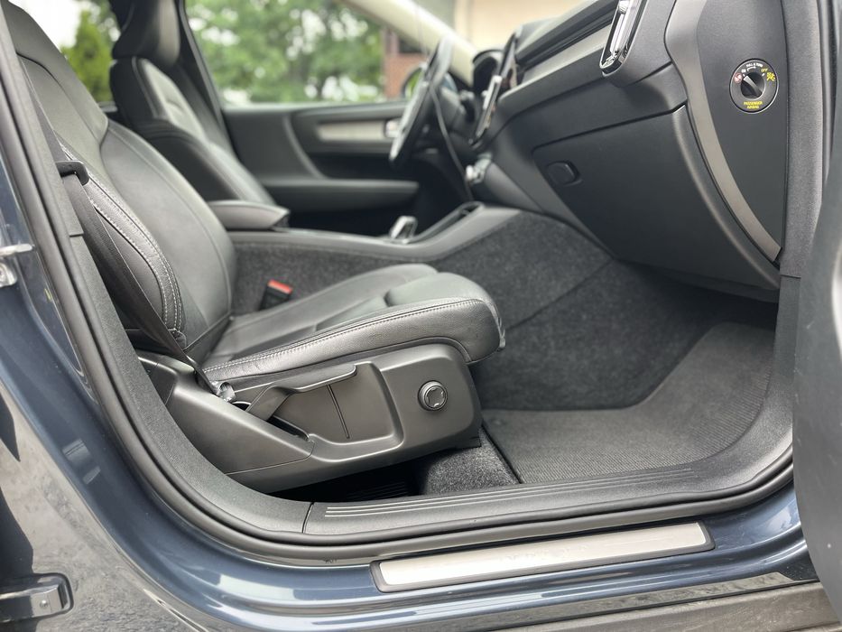 VOLVO XC40 T3 AT8 Momentum • 163 CP