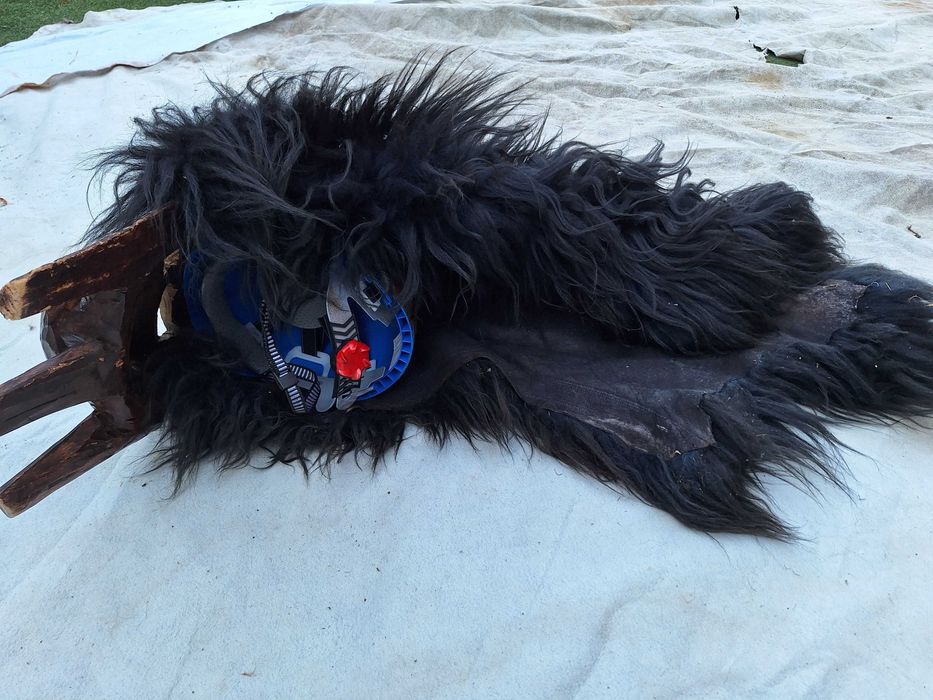 Кукерска маска от дърво и кожа